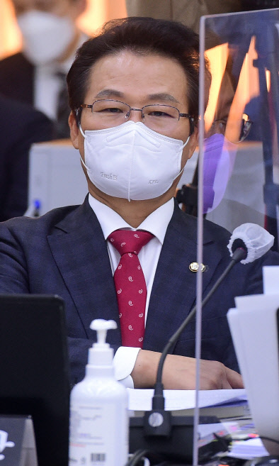 김용판 국민의힘 의원이 지난 18일 경기도청에서 열린 국회 행정안전위원회의 경기도 국정감사에서 이재명 경기지사에게 질의하고 있다. 국회사진기자단=연합뉴스